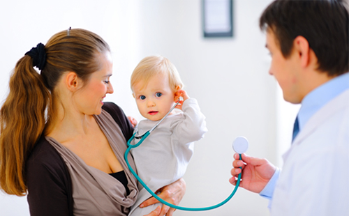 Добрый доктор даёт ребёнку послушать в стетоскоп