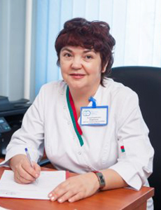 Женщина-врач в белом халате