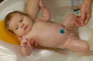 Малыша купают в ванне