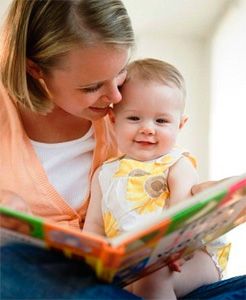 Мама читает малышу книгу