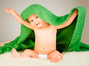 Ребенок 11 месяцев прячется в полотенце