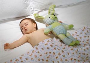 Ребенок 10 месяцев спит в кроватке с любимой игрушкой