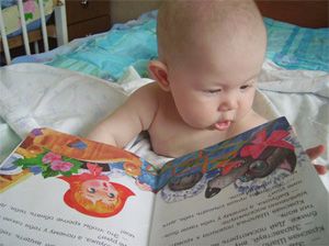 Ребеночек разглядывает книгу