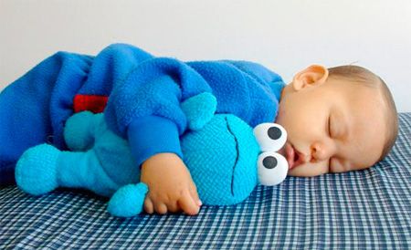 Малыш 7 месяцев спит в обнимку с игрушкой