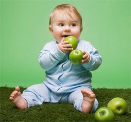 Мальчик грызет яблоко