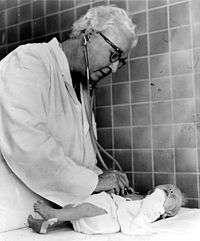 Вирджиния Апгар обследует новорожденного