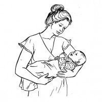 Мама держит младенца на руках в позе колыбелькой