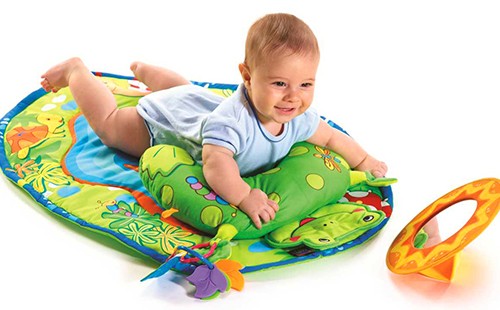 Разные подушки и яркие игрушки стимулируют малыша