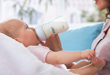 Правильный младенец пьёт молоко из правильной бутылочки