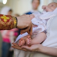 Мирование ножек новорожденного на обряде крещения