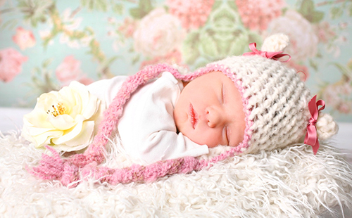 Новорожденная девочка сладко спит в новом для себя мире
