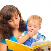 Мама читает сынку книгу