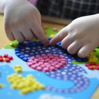 Детские руки складывают мозаику