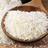 Белый рис в большой ложке