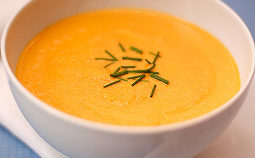 Овощной суп для детского питания в белой чаше