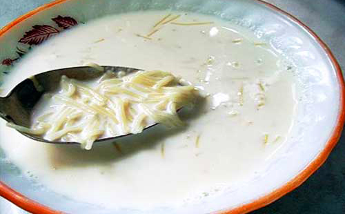 Молочный суп с вермишелью зачерпнули ложкой
