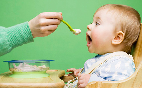 Ребенок ест творог