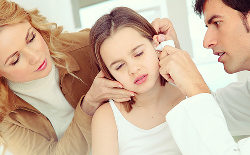 Мама привела дочку с больным ухом на приём к отоларингологу