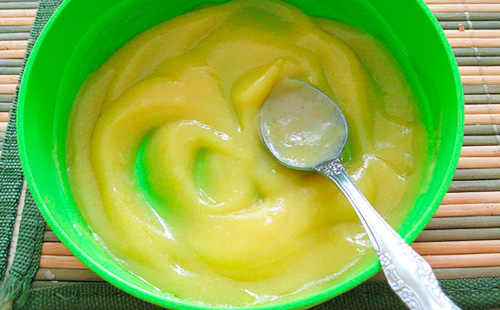 Кабачковое пюре в зеленой тарелке