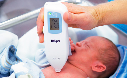Измерение уровня билирубина в крови у новорожденного