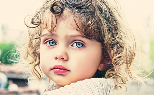 Девочка с кудряшками и невинными голубыми глазами