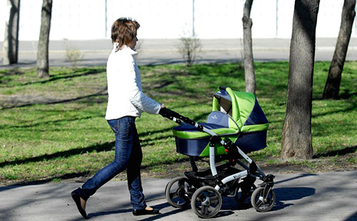 Женщина на прогулке с ребенком