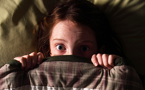 Девочка боится темноты и прячется под одеяло