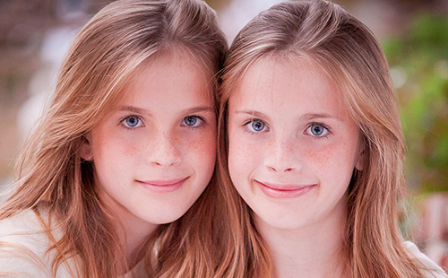 Очень симпатичные девочки-близнецы