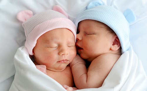 Двухнедельные сестричка и братик крепко спят