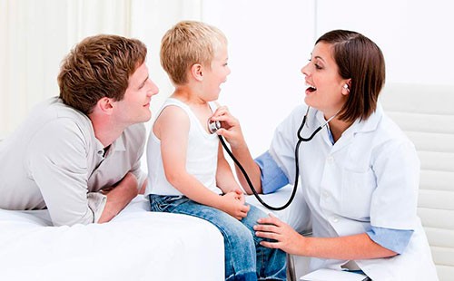 bronhialnaya-astma-pediatr-slushaet