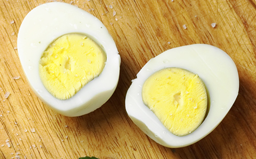 Сваренное вкрутую яйцо, разрезанное пополам