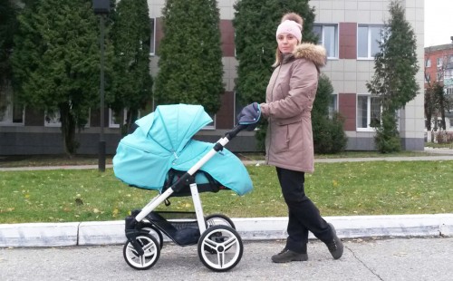 Молодая мама с коляской Bebetto Nico на прогулке