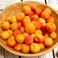 Солнечные абрикосы в деревянном блюде