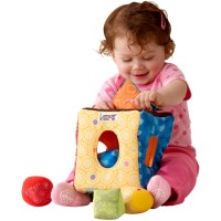 Девочка играет мягким кубиком
