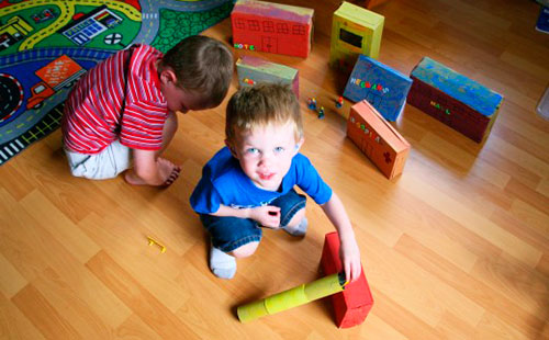 Два мальчика играют на полу