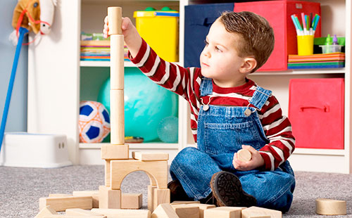 Мальчик строит башню