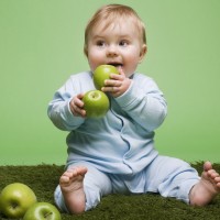Малыш с яблоками