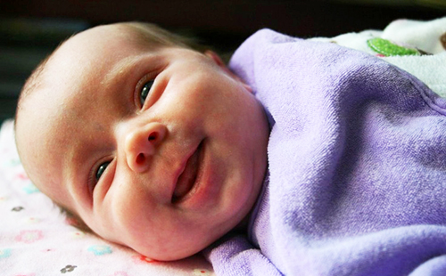 Вот так маленькая Элла улыбается в 1 месяц