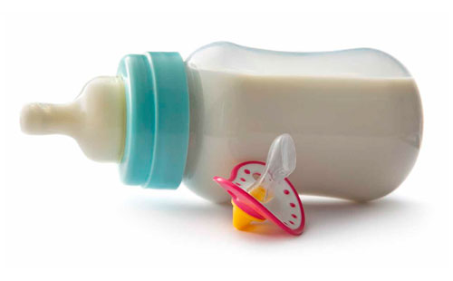 Молочная смесь в бутылочке и соска
