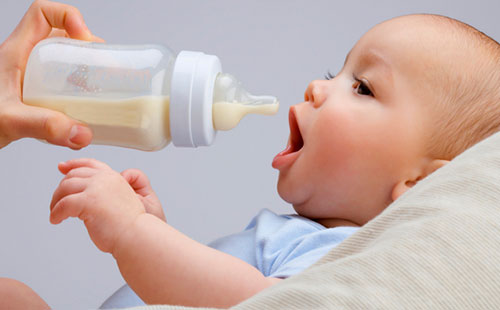 Малыш собирается пить молочную смесь