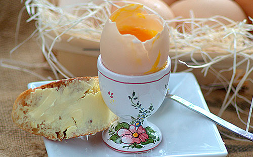 Куриное яйцо, сваренное всмятку