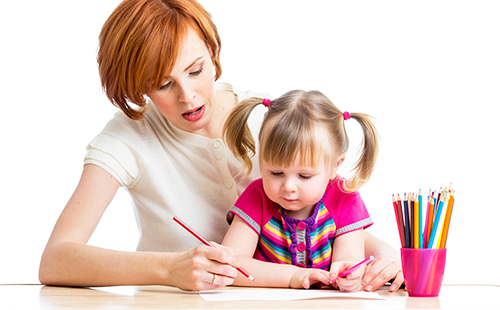 Мама помогает дочке рисовать