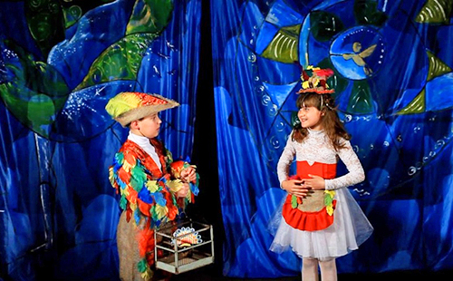 Мальчик и девочка в нарядных костюмах