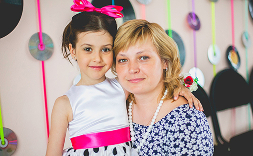 Дарья и её красавица дочка Валерия с розовым бантом