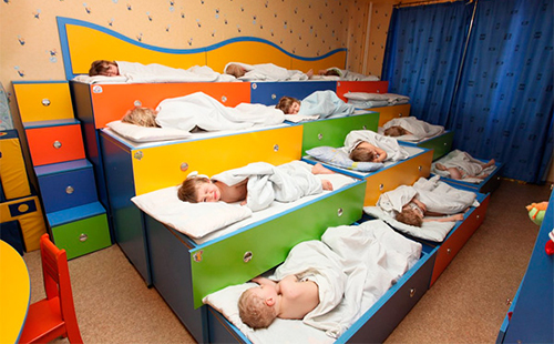 Детки спят в разноцветных коробках
