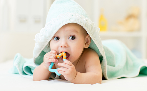 У малыша с полотенцем на голове режутся зубки
