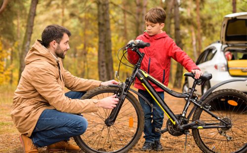 Мальчик с папой смотрят на велосипед
