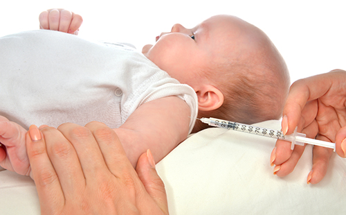 Маленькому ребёнку делают прививку