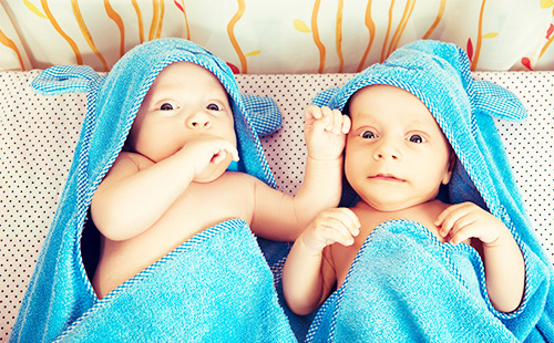 Два мальчика в голубых полотенцах